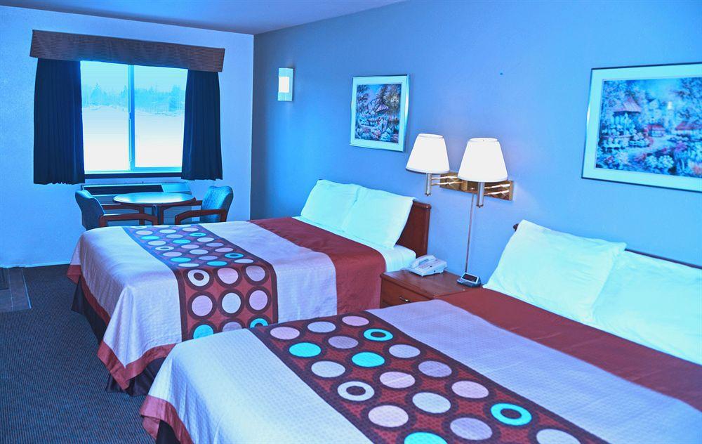Super 8 By Wyndham สตราธมอร์ ภายนอก รูปภาพ