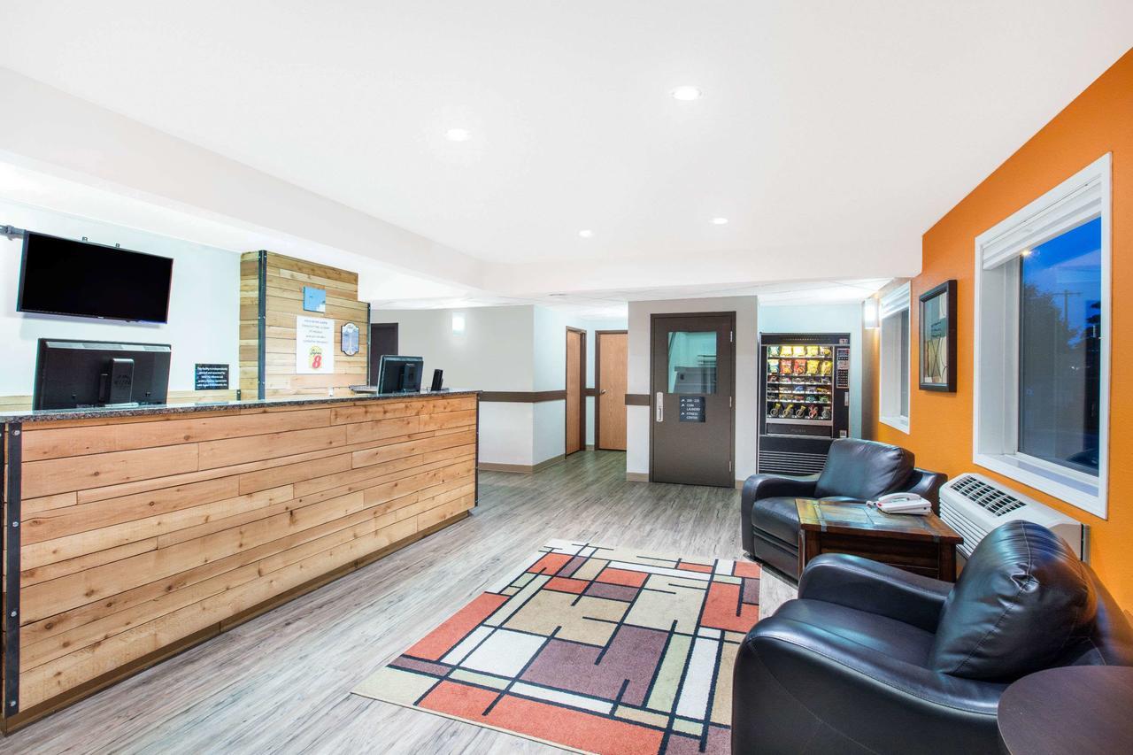 Super 8 By Wyndham สตราธมอร์ ภายนอก รูปภาพ