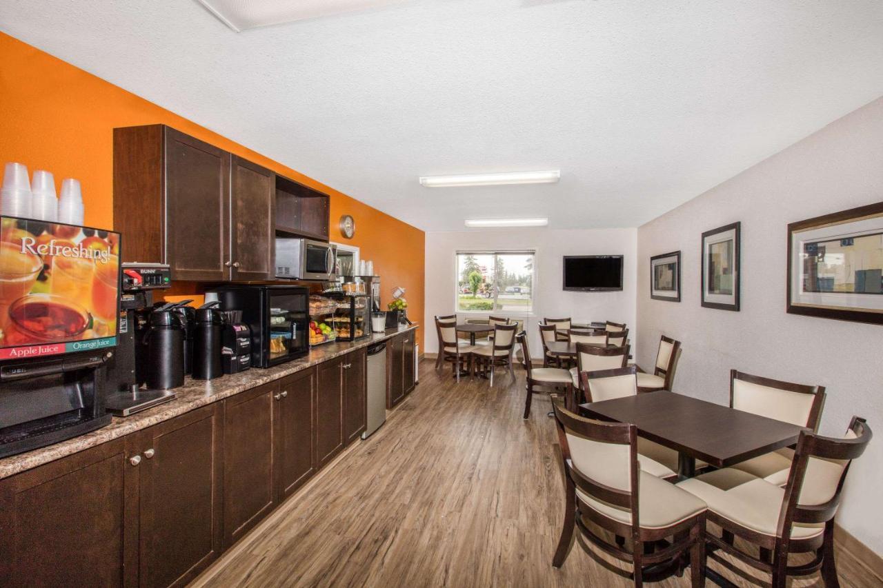 Super 8 By Wyndham สตราธมอร์ ภายนอก รูปภาพ